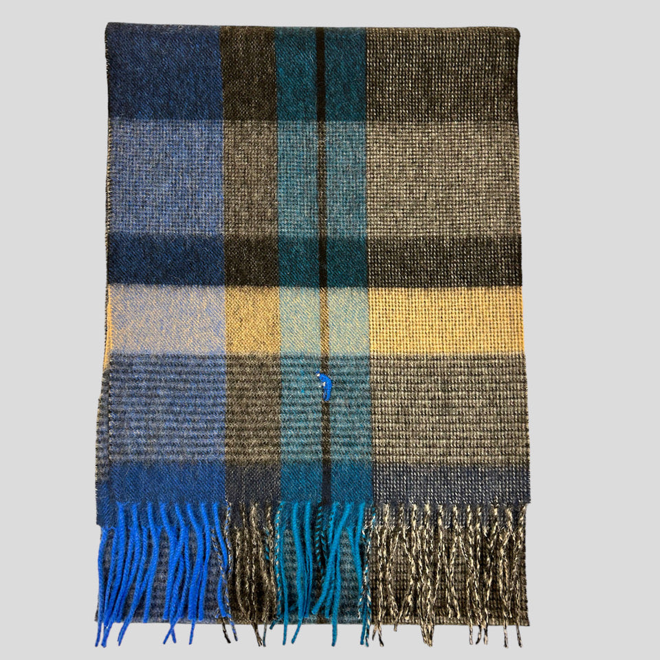 Tartan's woolen scarfs