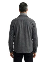 Giacca over shirt