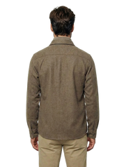 Giacca over shirt